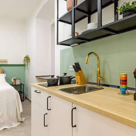 Lovely And Tiny Pied-a-terre In The Center *